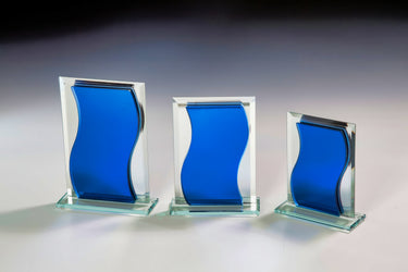 Drei Auszeichnungen Essen 3-er Serie 125x100 mm – 165x120 mm PK767192-90-3 mit blauen Welleneinlagen, in einer Reihe angeordnet auf einem weiß-grauen Farbverlaufshintergrund.